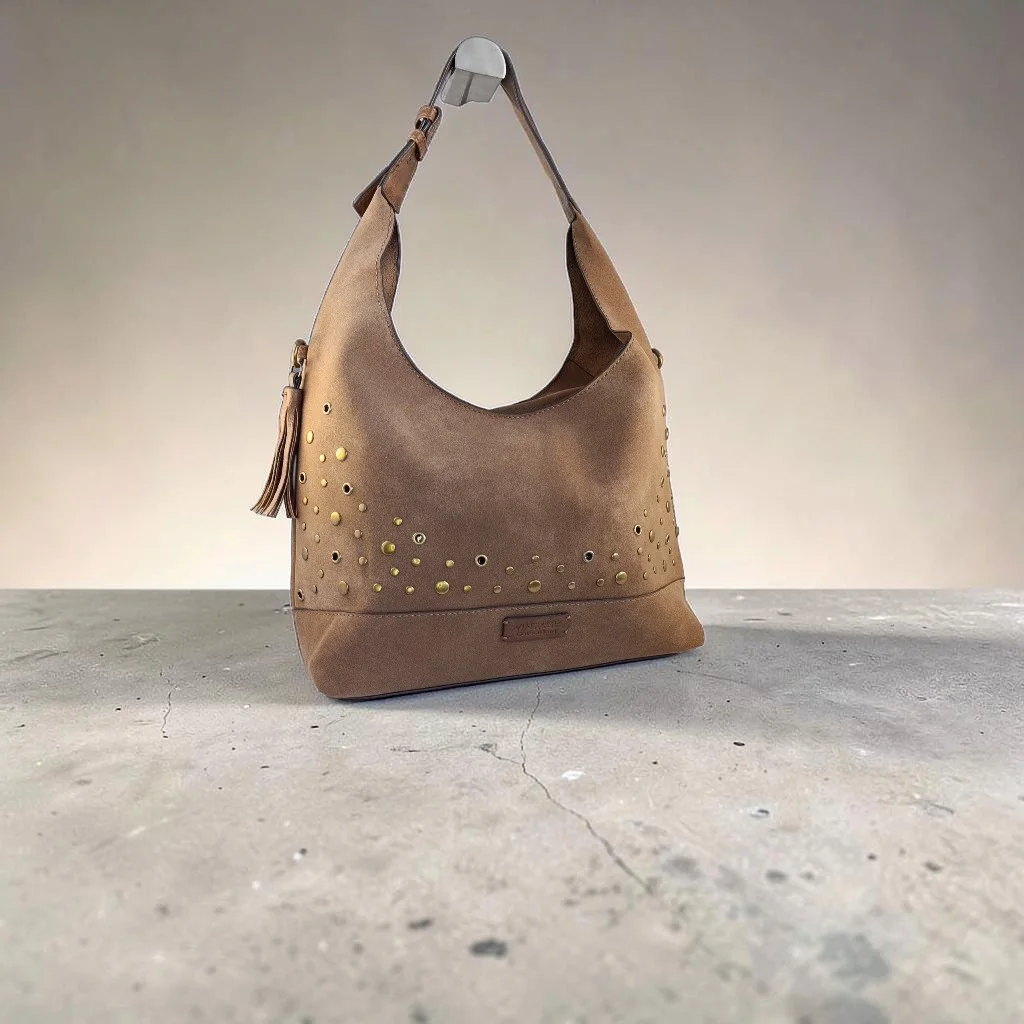 Bolso hobo mujer taupe con tachuelas metálicas