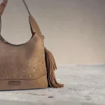 Bolso Hobo Mujer Taupe con Tachuelas | Luneda - Imagen 3