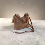 Bolso hobo mujer taupe con tachuelas metálicas