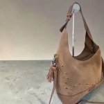 Bolso hobo mujer taupe con tachuelas metálicas