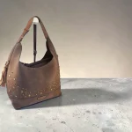 Bolso hobo mujer marrón oscuro con tachuelas