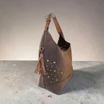 Bolso hobo mujer marrón oscuro con tachuelas