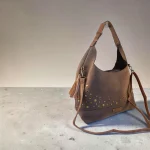 Bolso hobo mujer marrón oscuro con tachuelas