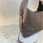 Bolso hobo mujer marrón oscuro con tachuelas
