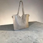 Bolso tote mujer crema troquelado