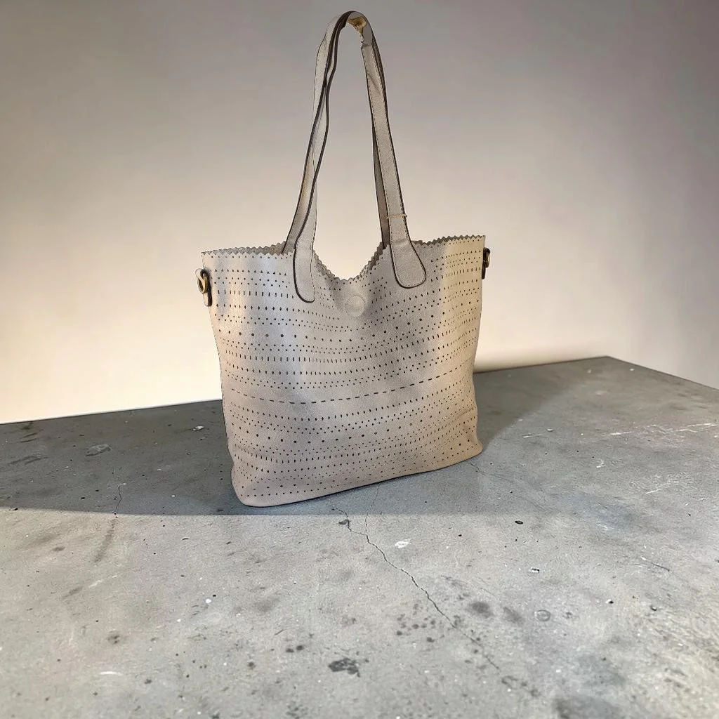 Bolso tote mujer crema troquelado