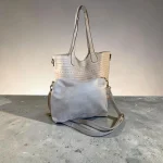 Bolso tote mujer crema troquelado con neceser a juego