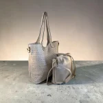 Bolso tote mujer crema troquelado con neceser a juego