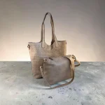 Bolso tote mujer beige troquelado con neceser a juego