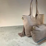 Bolso tote mujer beige troquelado con neceser a juego