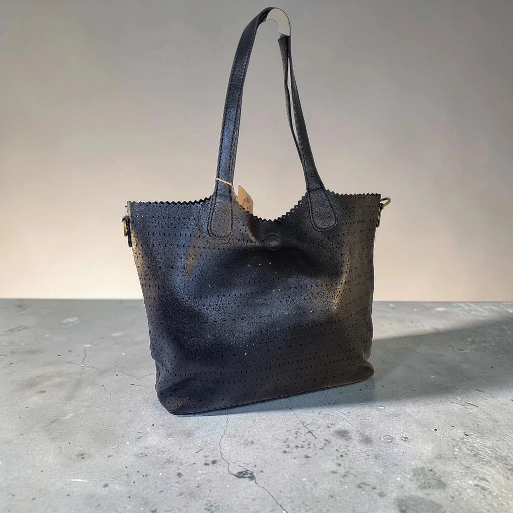 Bolso tote mujer negro troquelado