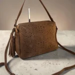 Bolso bandolera mujer camel troquelado
