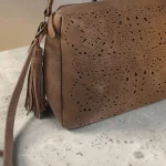 Bolso bandolera mujer camel troquelado
