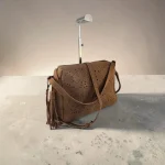 Bolso bandolera mujer camel troquelado