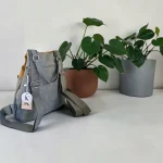 Mochila antirrobo de mujer de antelina azul y beige con tachuelas metálicas y bolsillo delantero