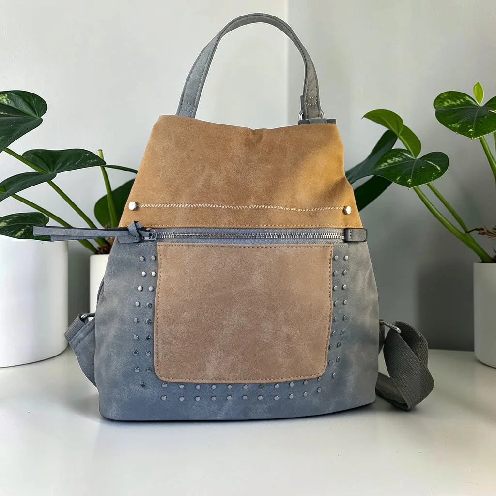 Mochila antirrobo de mujer de antelina azul y beige con tachuelas metálicas y bolsillo delantero
