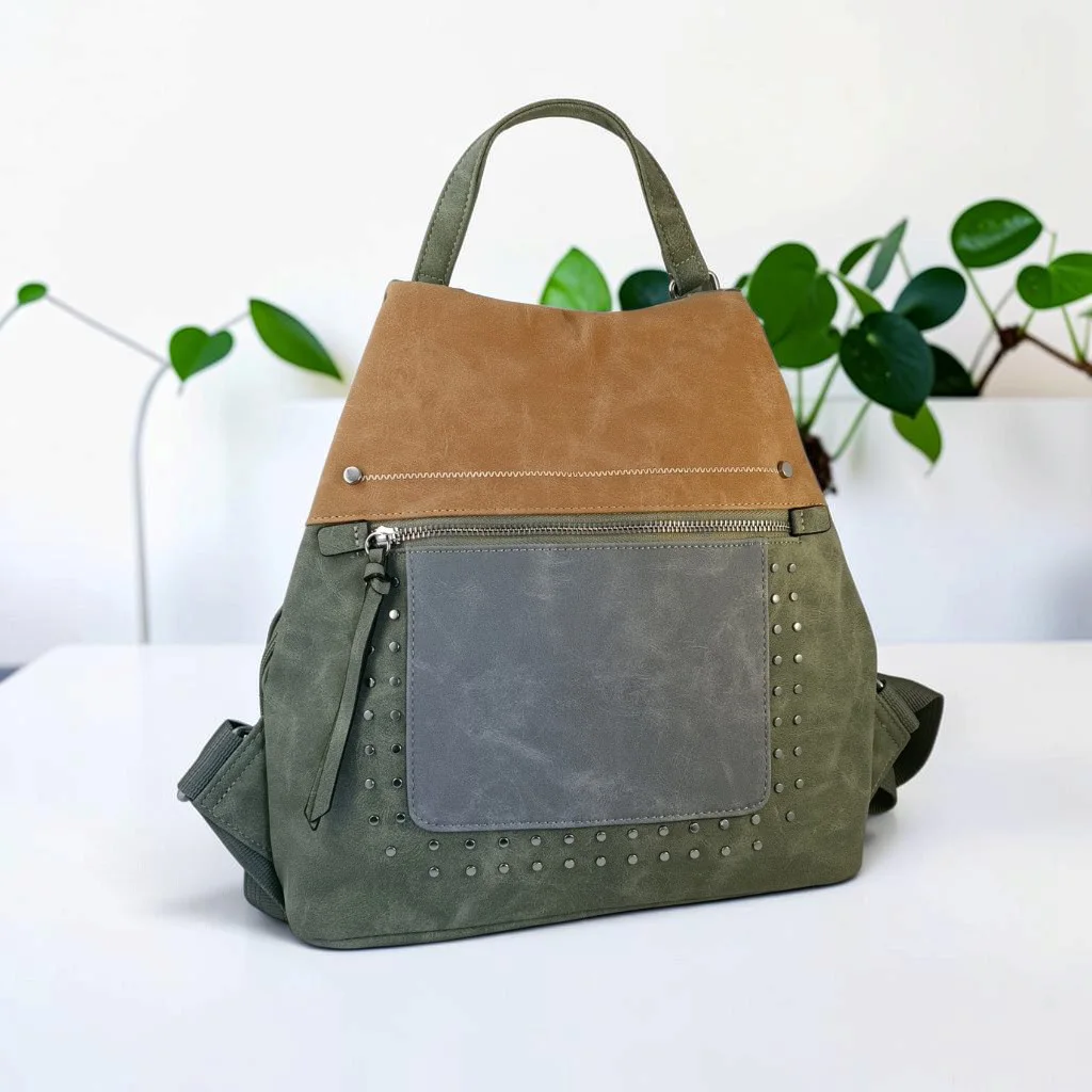 Mochila de mujer de antelina verde, azul y beige con bolsillo delantero
