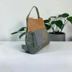 Mochila de mujer de antelina verde, azul y beige con bolsillo delantero
