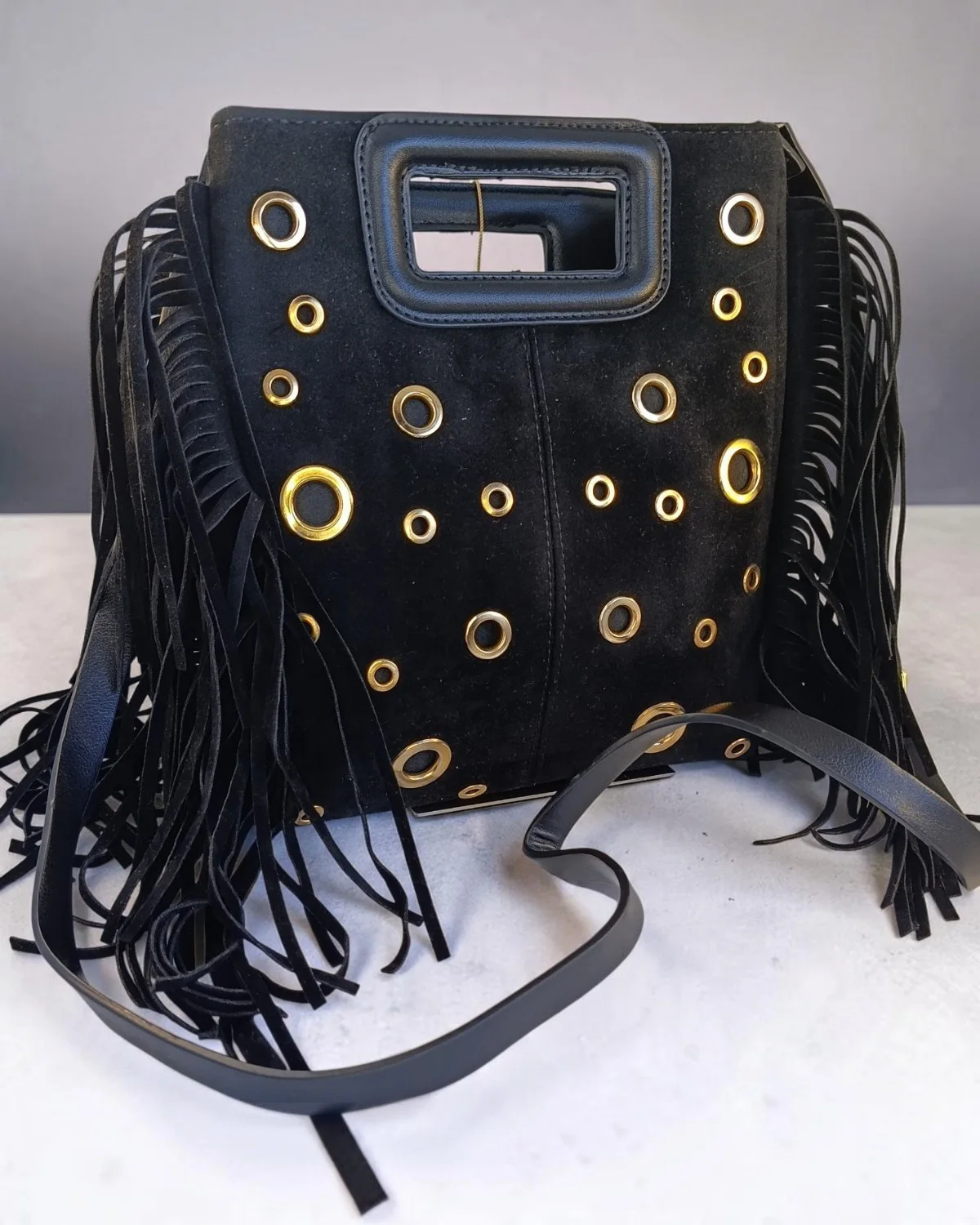 Bolso negro flecos y tachuelas
